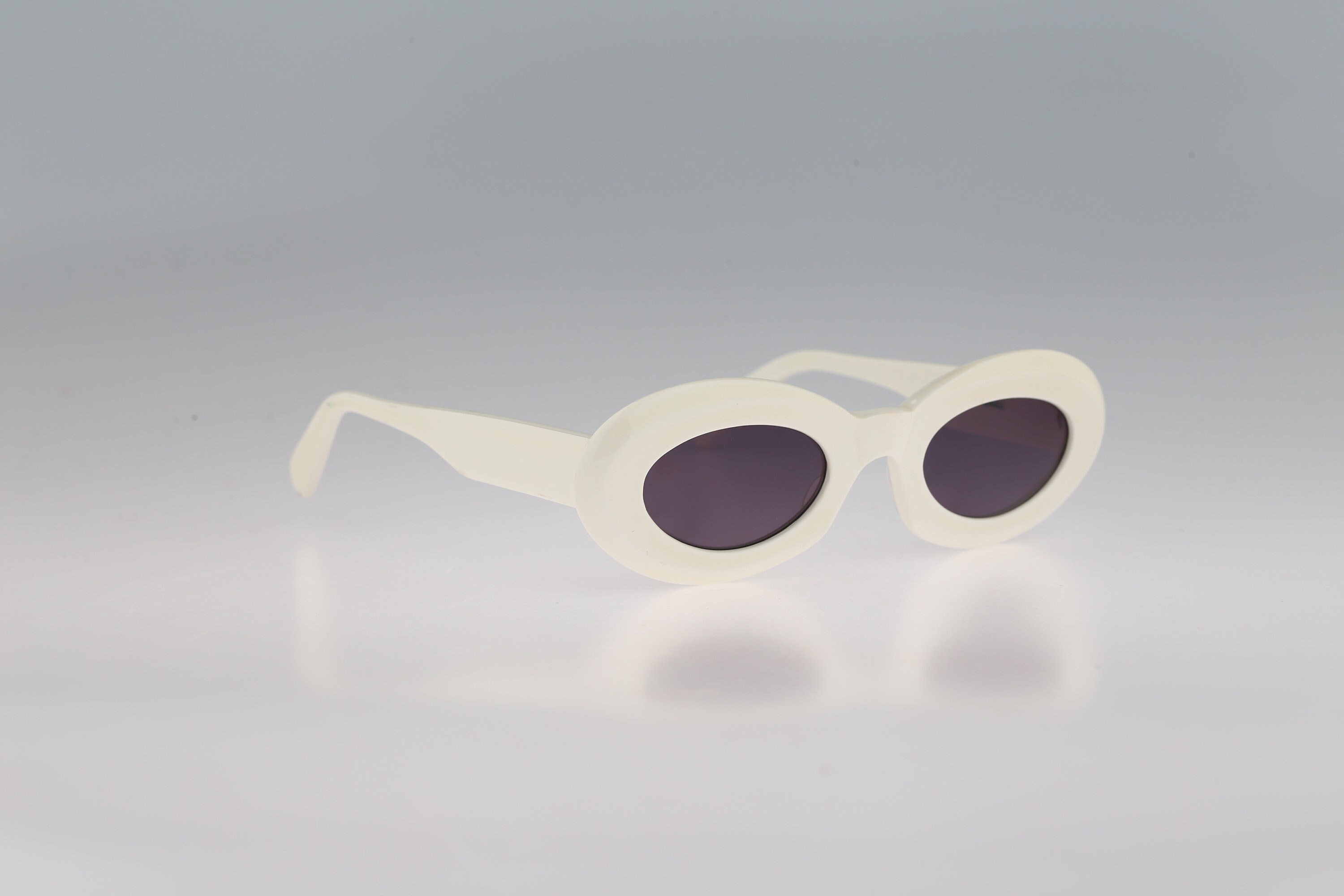 Kador K 161 Bianco, Vintage 90s Wite Thick Oval Sunglasses