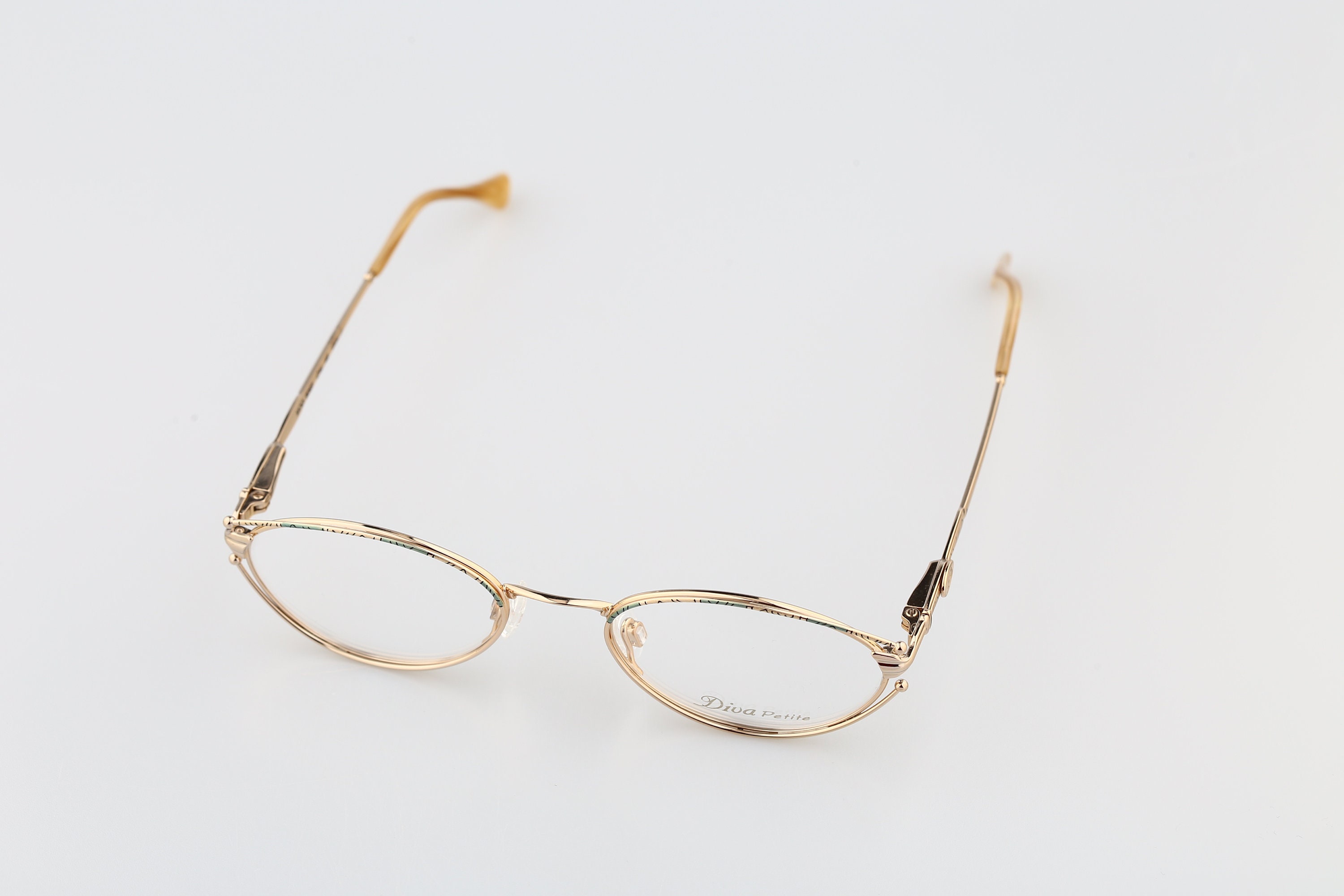 Diva petite Eastern States 9159 48-18 135 C-2.E eyeglasses gold half rim N14 Adela Cat Eye Black/Golden Eyeglasses | Glassesshop main image 2