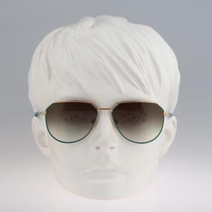 Gafas de sol redondas estilo panto con corona verde y dorada de los años 80 para mujer Silhouette M 6080 20 V 6052