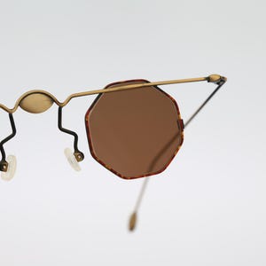 Opticunion 83 116 02, petites lunettes de soleil micro octogonales steampunk vintage des années 90 en or antique et écaille pour hommes et femmes, NSA