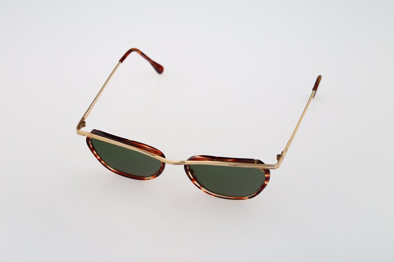 Nouvelle Vague Chanel P22, Vintage 90s gold and tortoise commbo cat eye sunglasses women NOS image 8