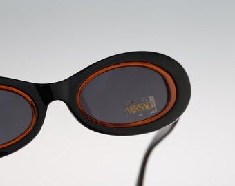 Gianni Versace 310 452 F, Vintage 90s Black Oval Sunglasses  display picture 2