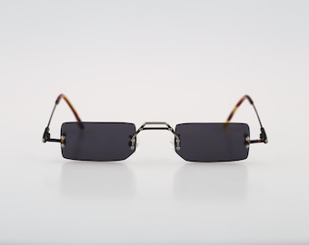 Menia 570 69, vintage jaren 90 zwarte glazen unieke steampunk smalle rechthoekige zonnebrillen heren en dames, NOS