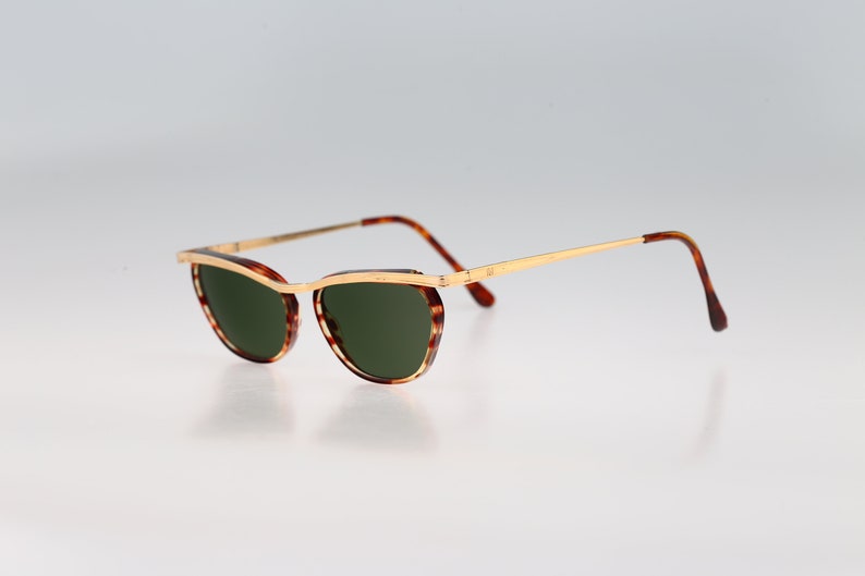 Nouvelle Vague Chanel P22, Vintage 90s gold and tortoise commbo cat eye sunglasses women NOS image 5