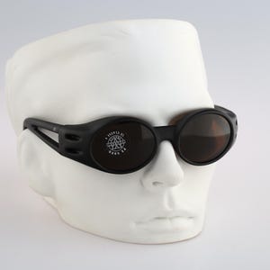 Vuarnet Pouilloux 031, Vintage 90er Jahre gehärtet Glas Linsen schwarz wrap ovale Sonnenbrille Herren & Damen NOS