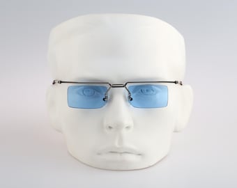 Menia 569 405, vintage jaren 90 getinte blauwe glazen antiekzilveren semi-randloze steampunk rechthoekige zonnebril heren en dames, NOS