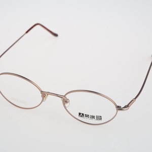 Prodotto da Kansai Yamamoto N1 1002, montatura per occhiali ovale piccola unica vintage anni &#39;90 da uomo e da donna NOS
