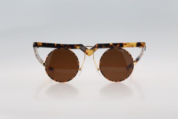 Tortoiseshell Round Sunglasses with Gold Accent Bridge Chloe Aviator Polarized Sunglasses | Avara main image 2