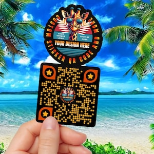 Op de afbeelding: Een zwarte en oranje sticker met een QR-code en een cartoon-giraf met een zonnebril. De tekst op de sticker luidt "CUSTOM STICKER OR CODE AND MORE YOUR UNIQUE LOGO YOUR QR CODE YOUR DESIGN HERE".