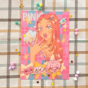 Puede incluir: Impresión artística rosa con una ilustración de dibujos animados de una mujer con cabello rosado, un cohete y la palabra "PINK". El fondo es un patrón de cuadrícula rosa con estrellas y personajes de dibujos animados.