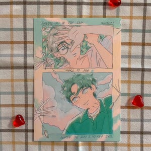 Peut inclure: Une illustration pastel de deux personnes aux cheveux verts. L'image du haut montre une personne avec les mains sur les yeux, avec le texte "Pissenlit dans le ciel, difficile à voir". L'image du bas montre une personne regardant vers le haut avec le texte "Quand le soleil est dans mes yeux".
