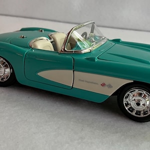 Maisto 1957 Chevrolet Corvette Convertible Turquoise 1:24 scale die-cast model special edition, detailed interior/chassis, real rubber tires