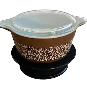 Vintage Pyrex 474-B 1.5-quart round casserole dish with lid, part of the Pyrex Cinderella line