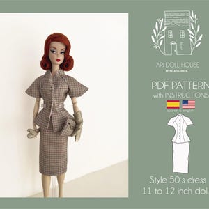 Könnte beinhalten: Ein PDF-Schnittmuster für ein Kleid im Stil der 1950er Jahre für Puppen von 28 bis 30 cm. Das Schnittmuster enthält Anleitungen in Spanisch und Englisch. Das Bild zeigt eine Puppe, die das fertige Kleid trägt, das aus einem karierten Rock und einer Jacke mit tailliertem Schnitt besteht.