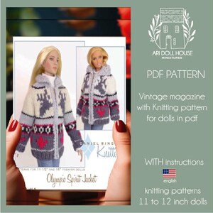 Puede incluir: Un patrón PDF para una chaqueta Olympic Spirit para muñecas, con un diseño de punto con un motivo de ciervo y corazón. El patrón es de una revista vintage e incluye instrucciones para muñecas de 28 a 30 cm. La imagen muestra una muñeca con la chaqueta terminada.