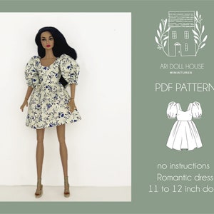Puede incluir: Un patrón PDF para un vestido romántico para muñecas de 28 a 30 cm. El patrón es para un vestido blanco con mangas abullonadas y una falda fruncida. El patrón es de Ari Doll House Miniatures.