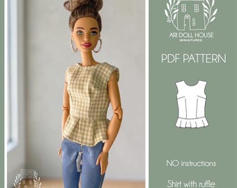 Pode incluir: Uma boneca com cabelo castanho num coque veste um top peplum aos quadrados bege e branco e calças de ganga azuis. A imagem inclui texto: ARI DOLL HOUSE MINIATURES, PDF PATTERN, NO instructions, Shirt with ruffle, 11 to 12 inch dolls e um desenho.