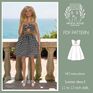 Puede incluir: Un patrón PDF para un vestido de muñeca con estampado de cuadros vichy en blanco y negro, corpiño anudado y cintura color mostaza. El archivo digital incluye un dibujo lineal del vestido de verano II para muñecas de 28 a 30 cm. Sin instrucciones.