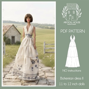 Puede incluir: Un patrón en PDF para un vestido de muñeca titulado Bohemian dress II para muñecas de 28 a 30 cm. La imagen muestra una muñeca con un vestido largo sin mangas de color crema con escote en V, falda escalonada y bordados florales azules.
