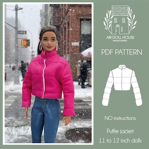 Puede incluir: Una muñeca con una chaqueta acolchada de color rosa brillante con cremallera blanca y pantalones vaqueros azules. La imagen incluye texto: ARI DOLL HOUSE MINIATURES, PDF PATTERN, NO instructions, Puffer jacket, 11 to 12 inch dolls, y un dibujo.