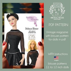 Könnte beinhalten: Ein Vintage-Magazin mit einem PDF-Schnittmuster für eine Dolman-Bluse für 28 bis 30 cm große Puppen. Das Cover zeigt eine Puppe, die die Bluse trägt. Der Text lautet "Holiday Hostess" und "Details Club".