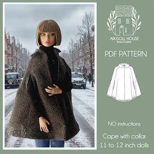 Peut inclure: Un patron PDF pour une cape de poupée avec col, conçu pour des poupées de 28 à 30 cm. L'image montre une poupée portant une cape texturée à chevrons marron sur un col roulé noir, avec le texte ARI DOLL HOUSE MINIATURES et NO instructions.