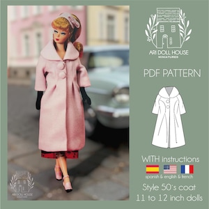 Puede incluir: Un patrón PDF para un abrigo estilo años 50 para muñecas de 28 a 30 cm de Ari Doll House Miniatures. La imagen muestra una muñeca con un abrigo rosa de dos botones, guantes negros y una diadema, junto a un dibujo lineal del patrón.