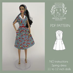 Puede incluir: Patrón PDF para un vestido de primavera para muñecas de 28 a 30 cm. El patrón es para un vestido sin mangas con cuello y bolsillos. El vestido se muestra en una muñeca que lleva un cinturón rojo y un vestido con estampado de cerezas.