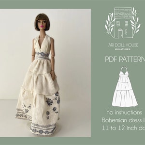 Puede incluir: Patrón PDF para un vestido bohemio blanco con bordado floral azul, diseñado para muñecas de 28 a 30 cm. El patrón incluye un dibujo de línea del vestido.