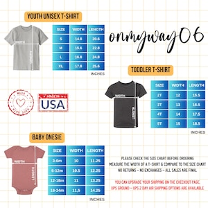 K&ouml;nnte beinhalten: Gr&ouml;&szlig;entabelle f&uuml;r Unisex-T-Shirts f&uuml;r Kinder, Kleinkind-T-Shirts und Baby-Bodys. Die Tabelle zeigt die Gr&ouml;&szlig;en, die Breite und die L&auml;nge in Zoll an. Die Tabelle ist auf wei&szlig;em Hintergrund mit einem grauen, schwarzen und rosafarbenen Shirt-Mockup gedruckt.