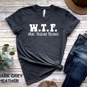 K&ouml;nnte beinhalten: Dunkelgraues T-Shirt mit Melange-Effekt und wei&szlig;em Text, der "W.T.F. wine Tasting Friends" lautet.