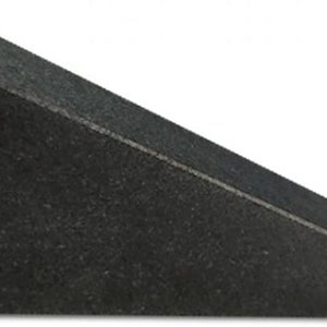 Könnte beinhalten: Ein schwarzer dreieckiger Keil aus rauen, strukturierten Material. Es ist ein massives Stück mit einer glatten, leicht abgeschrägten Oberseite.