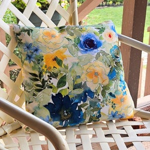Floral Throw Pillow, Wildflower Spun Polyester Square Couch Pillow, Blue and Yellow Watercolor, Floral Bedroom Throw Pillow With Cover Decor afbeelding 1