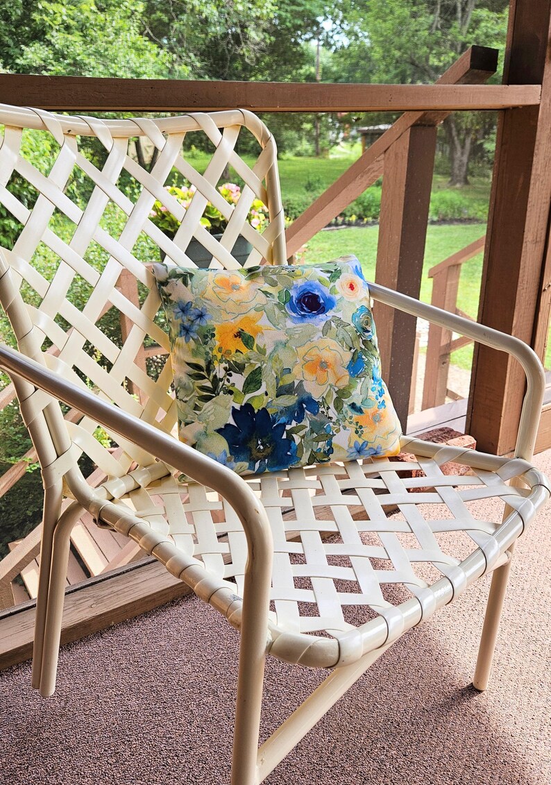 Floral Throw Pillow, Wildflower Spun Polyester Square Couch Pillow, Blue and Yellow Watercolor, Floral Bedroom Throw Pillow With Cover Decor afbeelding 1