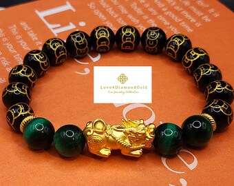 Könnte beinhalten: Armband mit schwarzen und goldenen dekorativen Perlen, grünen Tigeraugenperlen und einem goldenen Pixiu-Anhänger. Aus der Love4DiamondGold Fine Jewelry Collection.