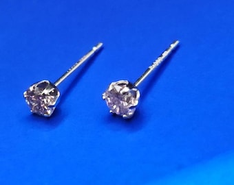 18K Gold .30 Carat Diamond Stud Earrings, Round Brilliant Cut