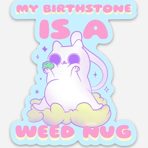 Può includere: Un adesivo con sfondo azzurro chiaro e la scritta "MY BIRTHSTONE IS A WEED NUG" in lettere rosa e gialle. L'adesivo presenta un gatto dei cartoni animati bianco che tiene in mano un oggetto verde, seduto su una nuvola gialla e bianca.