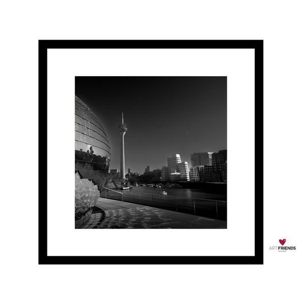 Fine Art Schwarz-Weiß-Minimalismusfotografie der Düsseldorfer Skyline, Deutschland Fine Art, Rheinturm, minimalistisches Geschenk, Heimdekoration