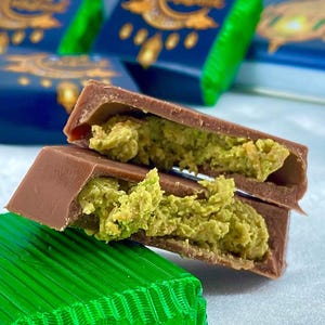 Luxury Eid Mubarak Dubai Chocolate – Pistachio-Filled Milk Chocolate in Metal Box
