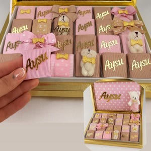 Caja de regalo de chocolates para baby shower: 48 bombones napolitanos personalizados. Elija entre 10 diseños para niña. Recuerdo personalizado.