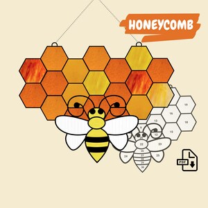 K&ouml;nnte beinhalten: Ein Bienenwaben-Design aus Buntglas mit einer Biene in der Mitte. Die Wabe besteht aus orangefarbenen und gelben Glasscheiben. Die Biene ist schwarz und gelb mit wei&szlig;en Fl&uuml;geln. Das Design ist mit "HONEYCOMB" beschriftet.