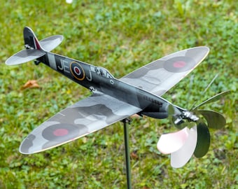 Avion Supermarine Spitfire Mk IXc comme moulin à vent pour la décoration de jardin