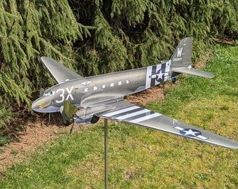 Avion Douglas C-47 Skytrain "That's All Brother" comme éolienne pour décoration de jardin, acier inoxydable et aluminium, roulements à billes