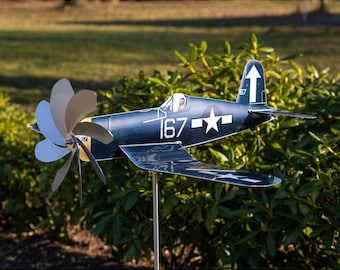 80 cm (XL) Corsair F4U-1D décoration de jardin d'avion moulin à vent, acier inoxydable, roulement à billes, hélice incl. poteau, oiseau de guerre légendaire, pilote