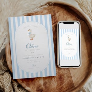 Op de afbeelding: Een blauw-wit gestreepte uitnodiging met een cartoon-gans-illustratie. De uitnodiging luidt "One Silly Goose, Oliver is turning one!" en bevat de datum en tijd van het evenement.