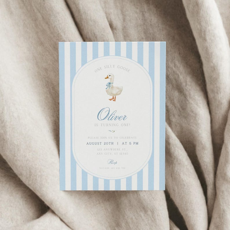 Op de afbeelding: Een blauw-wit gestreepte uitnodigingskaart met een illustratie van een witte gans. De tekst luidt "One Silly Goose Oliver is turning one! Please join us to celebrate! August 20th at 5 PM 123 Anywhere St Any City, ST 12340  RSVP".