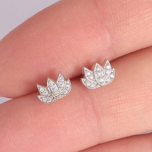 ミニマリスト ロータス フラワー スタッド イヤリング | ロジウム メッキ スターリング シルバー CZ イヤリング | 5.5 mm 防水 低刺激性 キュービックジルコニア スタッド