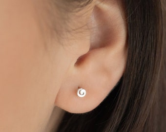 Minimalistische Swirl Stud Oorbellen | Tiny Swirl Oorbellen in Sterling Zilver | 4mm | Perfecte kleine en elegante alledaagse oorbellen | Geschenkdoos