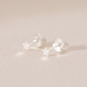 Boucles doreilles minimalistes Flat Star Stud, boucles doreilles étoile en argent sterling de 3,5 mm, hypoallergéniques, boîte cadeau image 1