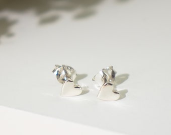 女性用ハートスタッドピアス / スターリングシルバースタッド / ハートピアス | 4 mmスタッドピアス / プッシュバックスタッド / 低刺激性 | 彼女へのギフト